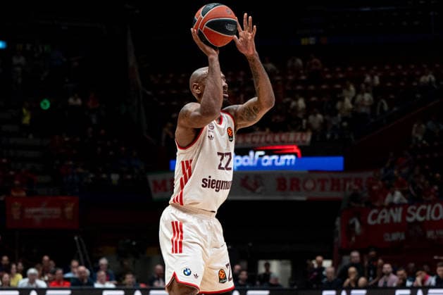 Isiaha Mike (FC Bayern Munich) attempt a three points shot during EA7 Emporio Armani Milano vs Bayern Monaco, Basketball Euroleague match in Assago (MI), Italy, April 09 2026  Copyright: xSaraxAngelica IPAxSportx xipa-agency.netx xx IPA_73851766 IPA_Agency_IPA73851766