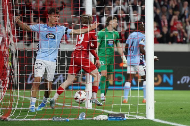 09 04 2026, xrekx, Football UEFA Europa League, SC Freiburg Celta Vigo v l Torjubel nach dem Tor zum celebrating the goal celebrate 2 0 durch Niklas Beste SC Freiburg Javi Rodriguez Celta Vigo enttaeuscht, enttäuscht, schaut enttaeuscht, niedergeschlagen, disappointed DFL DFB REGULATIONS PROHIBIT ANY USE OF PHOTOGRAPHS as IMAGE SEQUENCES and or QUASI VIDEO Freiburg