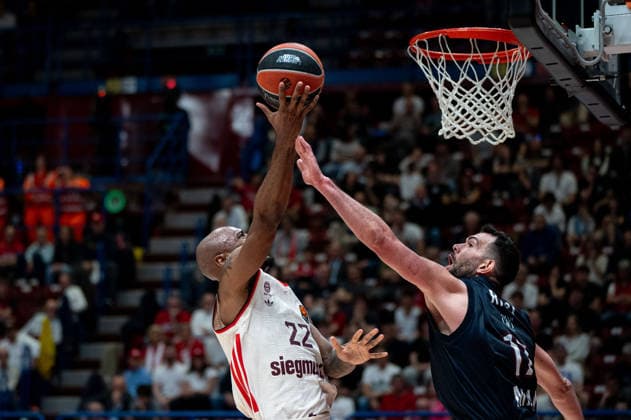 Isiaha Mike (FC Bayern Munich) In action against Giampaolo Ricci (Olimpia Milano) during EA7 Emporio Armani Milano vs Bayern Monaco, Basketball Euroleague match in Assago (MI), Italy, April 09 2026  Copyright: xSaraxAngelica IPAxSportx xipa-agency.netx xx IPA_73851767 IPA_Agency_IPA73851767
