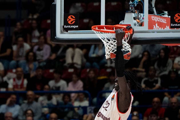 Wenyen Gabriel (FC Bayern Munich) scores with a dunk during EA7 Emporio Armani Milano vs Bayern Monaco, Basketball Euroleague match in Assago (MI), Italy, April 09 2026  Copyright: xSaraxAngelica IPAxSportx xipa-agency.netx xx IPA_73851790 IPA_Agency_IPA73851790