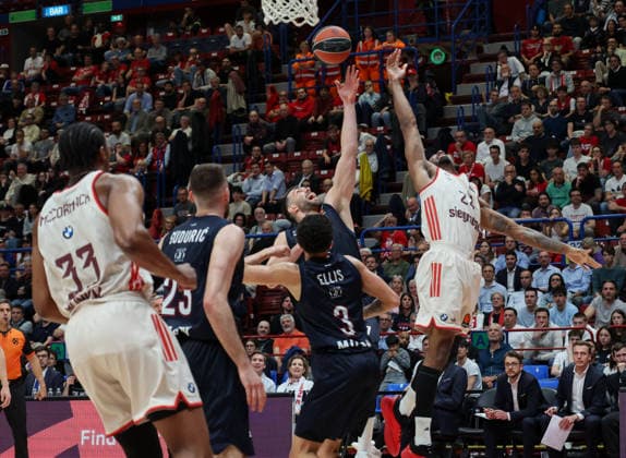 Foto IPP Roberto Bregani Milano 9 04 2026 Pallacanestro, Turkish Airlines EuroLeague 2025 2026, EA7 Emporio Armani MIlano vs Bayern Monaco. Nella foto Giampaolo Ricci dell EA7 Emporio Armani Milano in azione contro Isiaha Mike del Bayern Monaco. Italy Photo Press World Copyright. italy ITALY  Copyright: xR4924_italyphotopressx