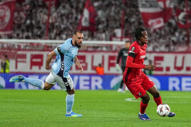 UEFA Europa League SC Freiburg vs RC Celta Vigo, 09 04 2026 duel between Borja Iglesias RC Celta Vigo, 7 and Johan Manzambi SC Freiburg, 44 UEFA Europa League SC Freiburg vs RC Celta Vigo, Europa Park Stadium, 09 04 2026 Copyright: xBEAUTIFULxSPORTS Boscox