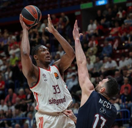 Foto IPP Roberto Bregani Milano 9 04 2026 Pallacanestro, Turkish Airlines EuroLeague 2025 2026, EA7 Emporio Armani MIlano vs Bayern Monaco. Nella foto Oscar Da Silva del Bayern Monaco in azione contro Giampaolo Ricci dell EA7 Emporio Armani Milano. Italy Photo Press World Copyright. italy ITALY  Copyright: xR4924_italyphotopressx