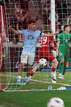 09 04 2026, xrekx, Football UEFA Europa League, SC Freiburg Celta Vigo v l Torjubel nach dem Tor zum celebrating the goal celebrate 2 0 durch Niklas Beste SC Freiburg Javi Rodriguez Celta Vigo enttaeuscht, enttäuscht, schaut enttaeuscht, niedergeschlagen, disappointed DFL DFB REGULATIONS PROHIBIT ANY USE OF PHOTOGRAPHS as IMAGE SEQUENCES and or QUASI VIDEO Freiburg