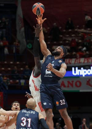 Foto IPP Roberto Bregani Milano 9 04 2026 Pallacanestro, Turkish Airlines EuroLeague 2025 2026, EA7 Emporio Armani MIlano vs Bayern Monaco. Nella foto josh Nebo dell EA7 Emporio Armani Milano in azione contro Wenyen Gabriel del Bayern Monaco. Italy Photo Press World Copyright. italy ITALY  Copyright: xR4924_italyphotopressx