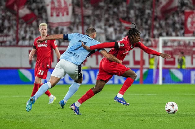 UEFA Europa League SC Freiburg vs RC Celta Vigo, 09 04 2026 duel between Borja Iglesias RC Celta Vigo, 7 and Johan Manzambi SC Freiburg, 44 UEFA Europa League SC Freiburg vs RC Celta Vigo, Europa Park Stadium, 09 04 2026 Copyright: xBEAUTIFULxSPORTS Boscox