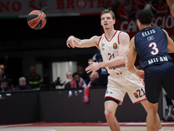 Foto IPP Roberto Bregani Milano 9 04 2026 Pallacanestro, Turkish Airlines EuroLeague 2025 2026, EA7 Emporio Armani MIlano vs Bayern Monaco. Nella foto Justus Hollatz del Bayern Monaco in azione contro Quinn Ellis dell EA7 Emporio Armani Milano. Italy Photo Press World Copyright. italy ITALY  Copyright: xR4924_italyphotopressx