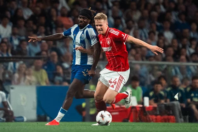 FC Porto v Nottingham Forest Europe League Players of FC Porto and Nottingham Forest during the Europe Leage match, between FC Porto and Nottingham Forest played at Estadio do Dragao on April 9, 2026 in Oporto, Portugal Oporto Portugal Copyright: xAdrianxFernandezx xAgenciaxLOFx