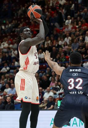 Foto IPP Roberto Bregani Milano 9 04 2026 Pallacanestro, Turkish Airlines EuroLeague 2025 2026, EA7 Emporio Armani MIlano vs Bayern Monaco. Nella foto David Mccormack del Bayern di Monaco in azione contro josh Nebo dell EA7 Emporio Armani Milano. Italy Photo Press World Copyright. italy ITALY  Copyright: xR4924_italyphotopressx
