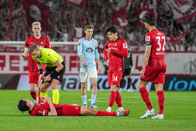 UEFA Europa League SC Freiburg vs RC Celta Vigo, 09 04 2026 Igor MatanoviÄ‡ SC Freiburg, 31 who stays on the ground and Glenn Nyberg referees him UEFA Europa League SC Freiburg vs RC Celta Vigo, Europa Park Stadium, 09 04 2026 Copyright: xBEAUTIFULxSPORTS Boscox