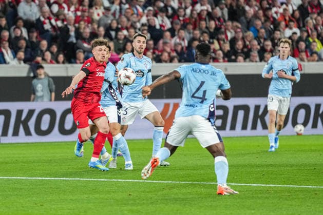 UEFA Europa League SC Freiburg vs RC Celta Vigo, 09 04 2026 Philipp Treu SC Freiburg, 29 in duel with Hugo Sotelo RC Celta Vigo, 22 UEFA Europa League SC Freiburg vs RC Celta Vigo, Europa Park Stadium, 09 04 2026 Copyright: xBEAUTIFULxSPORTS Boscox