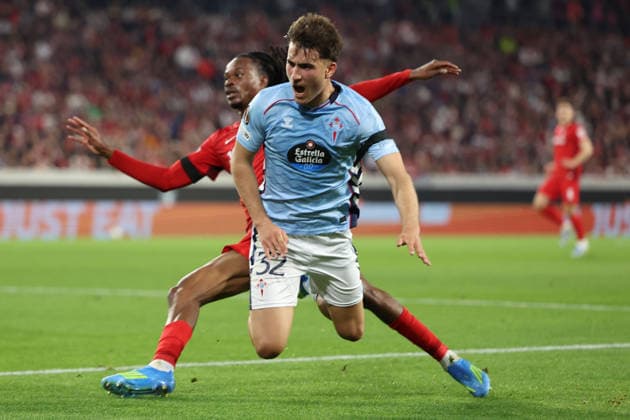 09 04 2026, xrekx, Football UEFA Europa League, SC Freiburg Celta Vigo v l Jordy Makengo SC Freiburg Javi Rodriguez Celta Vigo Zweikampf, Aktion, action, battle for the ball DFL DFB REGULATIONS PROHIBIT ANY USE OF PHOTOGRAPHS as IMAGE SEQUENCES and or QUASI VIDEO Freiburg