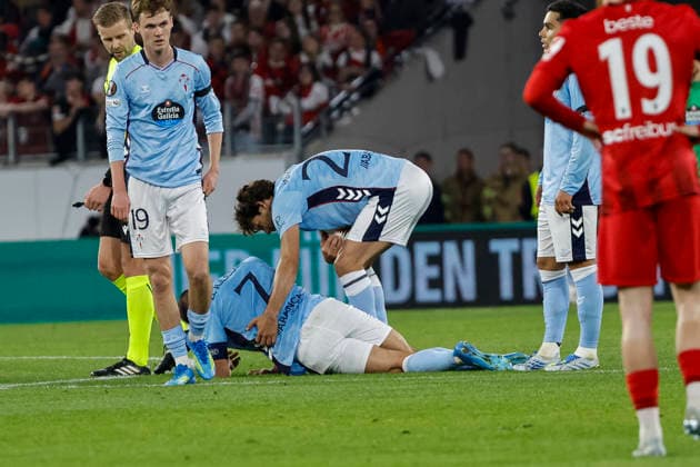 Borja Iglesias Celta Vigo, 07 injured on the ground , Germany, Football, UEFA Europa League, quarter-final, 2025 2026, SC Freiburg vs Celta Vigo, 09 04 2026, Freiburg im Breisgau Europa Park Stadion Stadion am Deutschland Copyright: xGrantxHubbsx