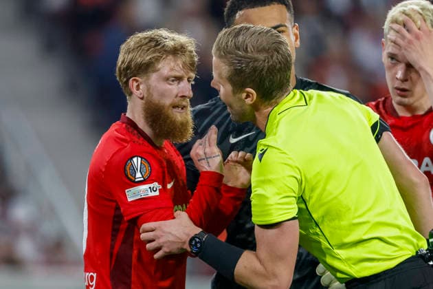 Niklas Beste SC Freiburg, 19 and referee Glenn Nyberg SWE in dialog , Germany, Soccer, UEFA Europa League, quarter-final, 2025 2026, SC Freiburg vs Celta Vigo, 09 04 2026, Freiburg im Breisgau Europa Park Stadion Stadion am Deutschland Copyright: xGrantxHubbsx