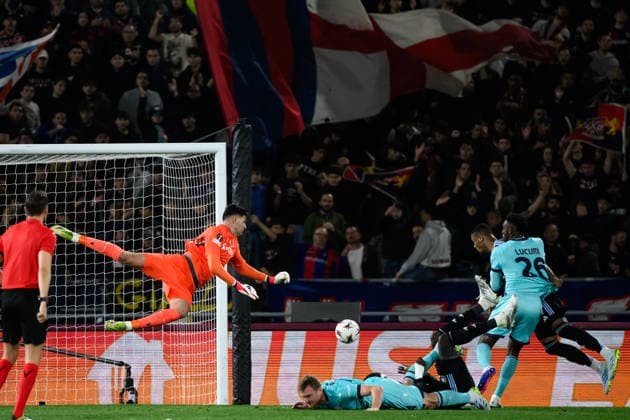 Ezri Konsa of Aston Villa FC (r) past Federico Ravaglia of Bologna FC and scores the goal of 0-1 during the UEFA Europa League 2025 2026 football match between Bologna FC 1909 and Aston Villa FC at Renato Dall Ara Stadium in Bologna (Italy), April 9, 2026. andreaxstaccioli