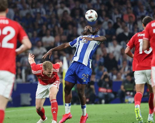 POR: Porto v Nottingham Forest, Europa League, 9 April 2026 Terem Moffi of FC Porto and James McAtee of Nottingham Forest n action during the UEFA Europe League,Quartet finals 1st leg between Porto FC and Nottingham Forest FC at Stadium of Dragao on April 9,2026 in Porto (Portugal) (Photo by Luis de la Mata SportPix Sipa USA) Porto As Antas Porto Portugal Copyright: xLuisxdexlaxMatax xsportPix.org.ux