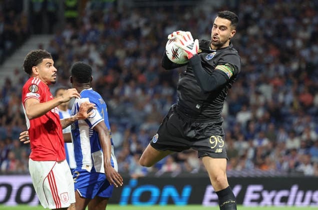 POR: Porto v Nottingham Forest, Europa League, 9 April 2026 Morgan Gibbs-White of Nottingham Forest and Diogo Costa of FC Portoin action during the UEFA Europe League,Quartet finals 1st leg between Porto FC and Nottingham Forest FC at Stadium of Dragao on April 9,2026 in Porto (Portugal) (Photo by Luis de la Mata SportPix Sipa USA) Porto As Antas Porto Portugal Copyright: xLuisxdexlaxMatax xsportPix.org.ux