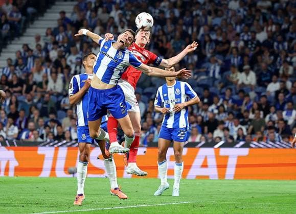 Ryan Yates of Nottingham Forest heads under pressure from Jan Bednarek of FC Porto Porto v Nottingham Forest, UEFA Europa League, Quarter Final, First Leg, Football, Estadio do Dragao, Porto, Portugal - 09 Apr 2026Porto Estádio do Dragão Portugal EDITORIAL USE ONLY No use with unauthorised audio, video, data, fixture lists, club league logos or live services. Online in-match use limited to 120 images, no video emulation. No use in betting, games or single club league player publications. Copyright: xMichaelxZemanek Shutterstockx 16811864p