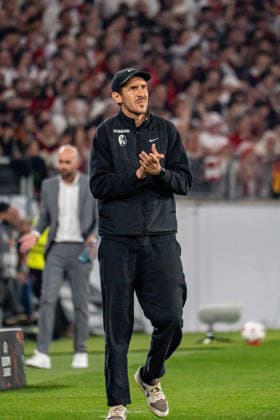 09 04 2026, xdaymx, Football UEFA Europa League, SC Freiburg Celta Vigo Freiburg coach Julian Schuster applauds on the sidelines about match action DFL DFB REGULATIONS PROHIBIT ANY USE OF PHOTOGRAPHS as IMAGE SEQUENCES and or QUASI VIDEO Freiburg