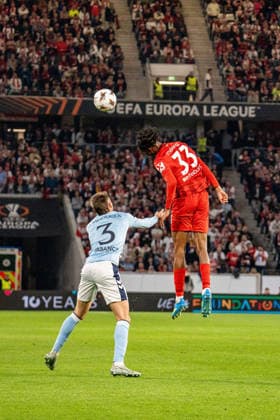 09 04 2026, xdaymx, Football UEFA Europa League, SC Freiburg Celta Vigo vl Oscar Mingueza and Jordy Makengo at the header duel DFL DFB REGULATIONS PROHIBIT ANY USE OF PHOTOGRAPHS as IMAGE SEQUENCES and or QUASI VIDEO Freiburg