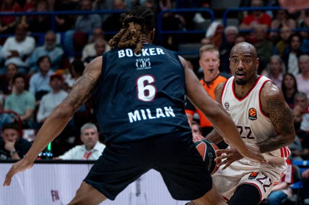 BASKET - Euroleague - EA7 Emporio Armani Milano vs Bayern Monaco Isiaha Mike (FC Bayern Munich) In action against Devin Booker (Olimpia Milano) during EA7 Emporio Armani Milano vs Bayern Monaco, Basketball Euroleague match in Assago (MI), Italy, April 09 2026 Assago (MI) Italy  Copyright: xIPAxSport ABACAx