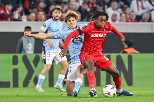 Fer Lopez Celta Vigo, 30 , Johan Manzambi SC Freiburg, 44 in duel GER, SC Freiburg Celta Vigo, football, Europa League, quarter-finals, 2025 2026 season, 09 04 2026 GER, SC Freiburg Celta Vigo, football, Europa League, quarter-finals, 2025 2026 season, 09 04 2026 Freiburg Copyright: xEibner-Pressefoto ThomasxHessx EP_THS