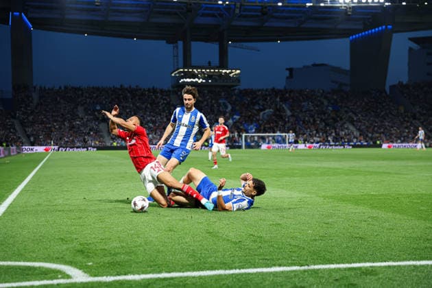 April 9, 2026, Porto, Porto, Portugal: Gabri Veiga of Fc Porto AND Dan Ndoye of Nottingham Forest and Martim Fernandes of Fc Porto disputing ball during UEFA Europa League 2025 26 Quarter-Final Leg One match between Fc Porto and Nottingham Forest at Estadio Dragao on April 09, 2026 in Porto, Portugal Uefa Europe League Fc Porto X Nottingham Forest  - ZUMAe141 20260409_zsp_e141_057 Copyright: xLuisxEirasx