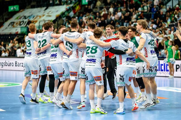 Team around Franko Lastro FRISCH AUF Goeppingen, 28 Cheers of joy after the victory , SC DHfK Leipzig vs FRISCH AUF Goeppingen, Handball, 1 Bundesliga, 28 Matchday, Season 2025 2026, 09 04 2026, SC DHfK Leipzig vs FRISCH AUF Goeppingen, Handball, 1 Bundesliga, 28 Matchday, Season 2025 2026, 09 04 2026 Leipzig Copyright: xEibner-Pressefoto LauraxRoemerx EP_LRR