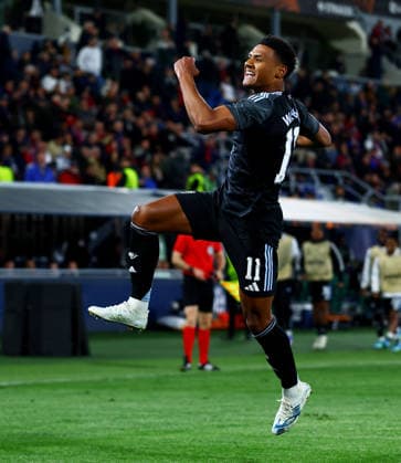 Ollie Watkins of Aston Villav celebrates scoring a goal after making the score 0-2. Bologna v Aston Villa, UEFA Europa League, Quarter Final, First Leg, Football, Renato Dall Ara Stadium, Bologna, Italy - 09 Apr 2026Bologna Renato Dall Ara Stadium Italy EDITORIAL USE ONLY No use with unauthorised audio, video, data, fixture lists, club league logos or live services. Online in-match use limited to 120 images, no video emulation. No use in betting, games or single club league player publications.  Copyright: xJamesxMarsh Shutterstockx 16811867bp