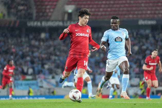 Yuito Suzuki SC Freiburg, 14 in duel with Joseph Aidoo RC Celta de Vigo, 04 , Germany, Soccer, UEFA Europa League, Quarter-final, First leg, 2025 2026, SC Freiburg vs RC Celta de Vigo, 09 04 2026, Europa Park Stadion, Freiburg, Germany Freiburg Europa Park Stadion Baden Württemberg Germany Copyright: xArnexAmbergx