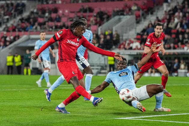 UEFA Europa League SC Freiburg v RC Celta Vigo, 09 04 2026 Johan Manzambi SC Freiburg, 44 with a shot on goal which hits the post as Joseph Aidoo RC Celta Vigo, 4 tries to get in between with a sliding tackle UEFA Europa League SC Freiburg v RC Celta Vigo, Europa Park Stadion, 09 04 2026 Copyright: xBEAUTIFULxSPORTS Boscox