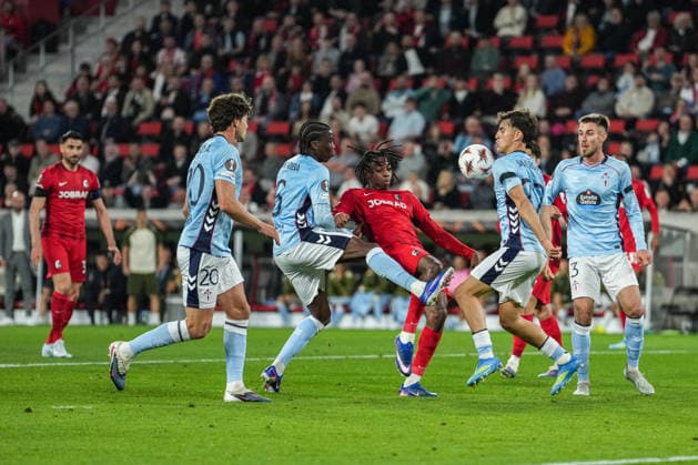 UEFA Europa League SC Freiburg vs RC Celta Vigo, 09 04 2026 Johan Manzambi SC Freiburg, 44 in the opposition sixteen against 4 from Vigo UEFA Europa League SC Freiburg vs RC Celta Vigo, Europa Park Stadium, 09 04 2026 Copyright: xBEAUTIFULxSPORTS Boscox