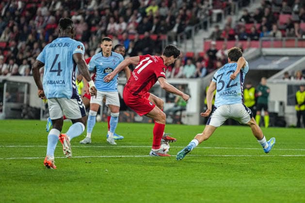 UEFA Europa League SC Freiburg vs RC Celta Vigo, 09 04 2026 Igor MatanoviÄ‡ SC Freiburg, 31 in the Vigo sixteen against Javi Rodriguez RC Celta Vigo, 32 UEFA Europa League SC Freiburg vs RC Celta Vigo, Europa Park Stadium, 09 04 2026 Copyright: xBEAUTIFULxSPORTS Boscox