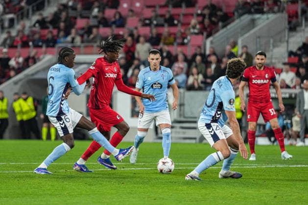 UEFA Europa League SC Freiburg vs RC Celta Vigo, 09 04 2026 Johan Manzambi SC Freiburg, 44 in the opposition sixteen against 4 from Vigo UEFA Europa League SC Freiburg vs RC Celta Vigo, Europa Park Stadium, 09 04 2026 Copyright: xBEAUTIFULxSPORTS Boscox