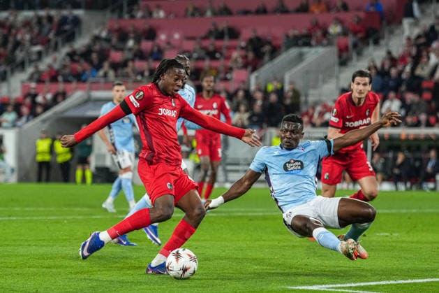 UEFA Europa League SC Freiburg v RC Celta Vigo, 09 04 2026 Johan Manzambi SC Freiburg, 44 with a shot on goal which hits the post as Joseph Aidoo RC Celta Vigo, 4 tries to get in between with a sliding tackle UEFA Europa League SC Freiburg v RC Celta Vigo, Europa Park Stadion, 09 04 2026 Copyright: xBEAUTIFULxSPORTS Boscox
