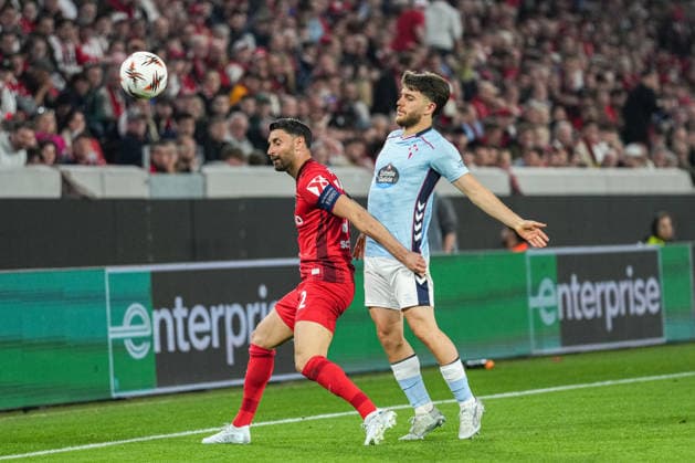 UEFA Europa League SC Freiburg vs RC Celta Vigo, 09 04 2026 Vincenzo Grifo SC Freiburg, 32 in duel with Sergio Carreira RC Celta Vigo, 5 UEFA Europa League SC Freiburg vs RC Celta Vigo, Europa Park Stadium, 09 04 2026 Copyright: xBEAUTIFULxSPORTS Boscox