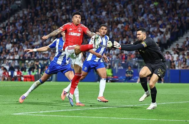 Igor Jesus of Nottingham Forest competes for the ball with Diogo Costa of FC Porto Porto v Nottingham Forest, UEFA Europa League, Quarter Final, First Leg, Football, Estadio do Dragao, Porto, Portugal - 09 Apr 2026Porto Estádio do Dragão Portugal EDITORIAL USE ONLY No use with unauthorised audio, video, data, fixture lists, club league logos or live services. Online in-match use limited to 120 images, no video emulation. No use in betting, games or single club league player publications. Copyright: xMichaelxZemanek Shutterstockx 16811864y