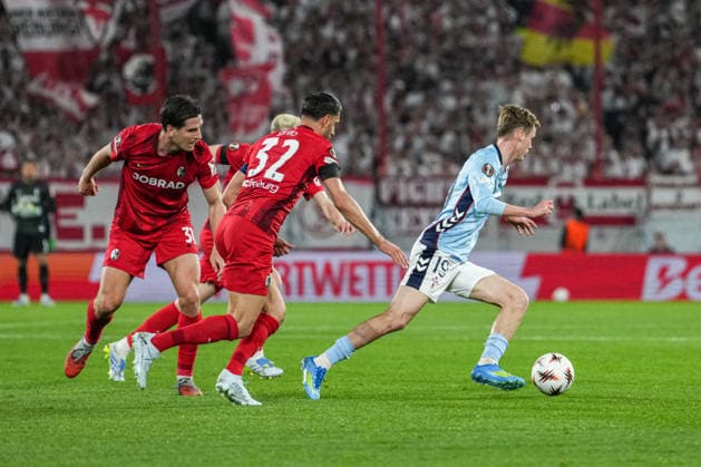 UEFA Europa League SC Freiburg vs RC Celta Vigo, 09 04 2026 Duel between Vincenzo Grifo SC Freiburg, 32 and Williot Swedberg RC Celta Vigo, 19 UEFA Europa League SC Freiburg vs RC Celta Vigo, Europa Park Stadium, 09 04 2026 Copyright: xBEAUTIFULxSPORTS Boscox