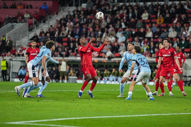 UEFA Europa League SC Freiburg vs RC Celta Vigo, 09 04 2026 Johan Manzambi SC Freiburg, 44 in the opposition sixteen against 4 from Vigo UEFA Europa League SC Freiburg vs RC Celta Vigo, Europa Park Stadium, 09 04 2026 Copyright: xBEAUTIFULxSPORTS Boscox