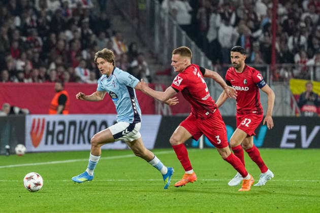 UEFA Europa League SC Freiburg vs RC Celta Vigo, 09 04 2026 Hugo Gonzalez RC Celta Vigo, 30 beating Vincenzo Grifo SC Freiburg, 32 and Philipp Lienhart SC Freiburg, 3 UEFA Europa League SC Freiburg vs RC Celta Vigo, Europa Park Stadium, 09 04 2026 Copyright: xBEAUTIFULxSPORTS Boscox