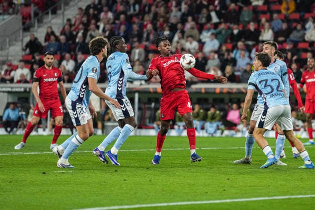 UEFA Europa League SC Freiburg vs RC Celta Vigo, 09 04 2026 Johan Manzambi SC Freiburg, 44 in the opposition sixteen against 4 from Vigo UEFA Europa League SC Freiburg vs RC Celta Vigo, Europa Park Stadium, 09 04 2026 Copyright: xBEAUTIFULxSPORTS Boscox