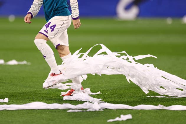 Crystal Palace v Fiorentina 09 April 2026, London - UEFA Conference League - Crystal Palace v Fiorentina - Nicolo Fagioli of Fiorentina gets caught up in white streamers strewn across the pitch - Photo: Jacques Feeney Offside. London UK *** Crystal Palace gegen Fiorentina 09. April 2026, London UEFA Conference League Crystal Palace gegen Fiorentina Nicolo Fagioli von Fiorentina verfängt sich in weißen Luftschlangen, die über das Spielfeld gestreut werden Foto Jacques Feeney Offside London UK  Copyright: xJacquesxFeeneyx xOffsidexOffside