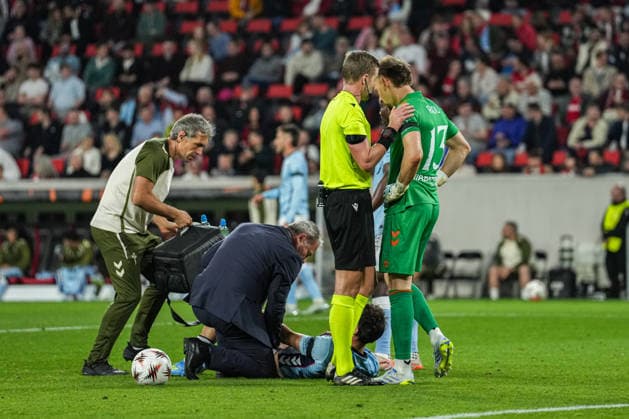 UEFA Europa League SC Freiburg vs RC Celta Vigo, 09 04 2026 Glenn Nyberg Referee of the with IonuÈ Radu RC Celta Vigo, 13 speaks UEFA Europa League SC Freiburg vs RC Celta Vigo, Europa Park Stadium, 09 04 2026 Copyright: xBEAUTIFULxSPORTS Boscox
