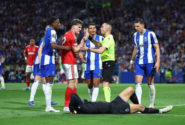Ryan Yates of Nottingham Forest complains to referee Porto v Nottingham Forest, UEFA Europa League, Quarter Final, First Leg, Football, Estadio do Dragao, Porto, Portugal - 09 Apr 2026Porto Estádio do Dragão Portugal EDITORIAL USE ONLY No use with unauthorised audio, video, data, fixture lists, club league logos or live services. Online in-match use limited to 120 images, no video emulation. No use in betting, games or single club league player publications. Copyright: xMichaelxZemanek Shutterstockx 16811864ab