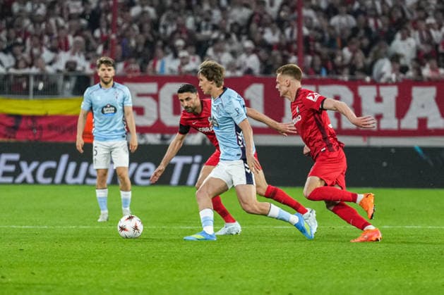 UEFA Europa League SC Freiburg vs RC Celta Vigo, 09 04 2026 Hugo Gonzalez RC Celta Vigo, 30 beating Vincenzo Grifo SC Freiburg, 32 and Philipp Lienhart SC Freiburg, 3 UEFA Europa League SC Freiburg vs RC Celta Vigo, Europa Park Stadium, 09 04 2026 Copyright: xBEAUTIFULxSPORTS Boscox