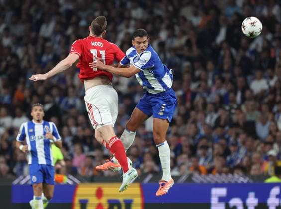 POR: Porto v Nottingham Forest, Europa League, 9 April 2026 Chris Wood of Nottingham Forest and Thiago Silva of FC Porto in action during the UEFA Europe League,Quartet finals 1st leg between Porto FC and Nottingham Forest FC at Stadium of Dragao on April 9,2026 in Porto (Portugal) (Photo by Luis de la Mata SportPix Sipa USA) Porto As Antas Porto Portugal Copyright: xLuisxdexlaxMatax xsportPix.org.ux