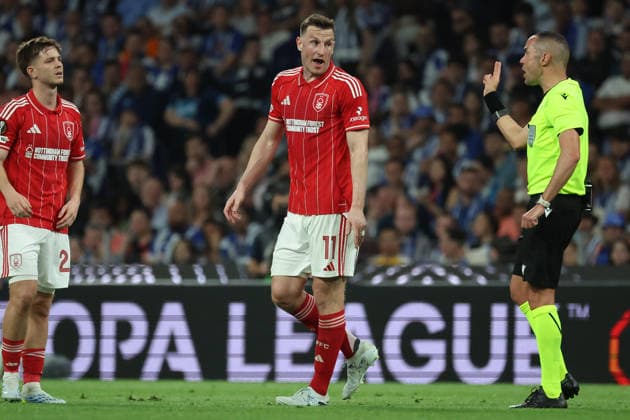 POR: Porto v Nottingham Forest, Europa League, 9 April 2026 Chris Wood of Nottingham Forest talks to Marco Guida (ITA) referee n action during the UEFA Europe League,Quartet finals 1st leg between Porto FC and Nottingham Forest FC at Stadium of Dragao on April 9,2026 in Porto (Portugal) (Photo by Luis de la Mata SportPix Sipa USA) Porto As Antas Porto Portugal Copyright: xLuisxdexlaxMatax xsportPix.org.ux