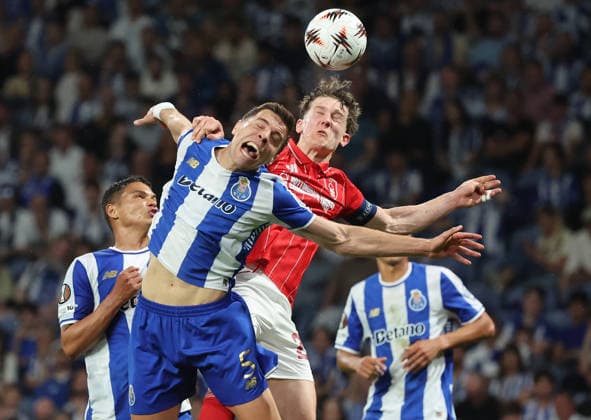 POR: Porto v Nottingham Forest, Europa League, 9 April 2026 Jan Bednarek of FC Porto in action during the UEFA Europe League,Quartet finals 1st leg between Porto FC and Nottingham Forest FC at Stadium of Dragao on April 9,2026 in Porto (Portugal) (Photo by Luis de la Mata SportPix Sipa USA) Porto As Antas Porto Portugal Copyright: xLuisxdexlaxMatax xsportPix.org.ux