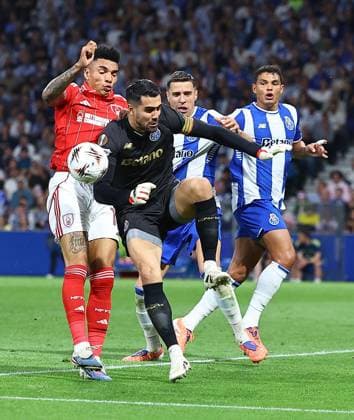 Igor Jesus of Nottingham Forest collides with Diogo Costa of FC Porto Porto v Nottingham Forest, UEFA Europa League, Quarter Final, First Leg, Football, Estadio do Dragao, Porto, Portugal - 09 Apr 2026Porto Estádio do Dragão Portugal EDITORIAL USE ONLY No use with unauthorised audio, video, data, fixture lists, club league logos or live services. Online in-match use limited to 120 images, no video emulation. No use in betting, games or single club league player publications. Copyright: xMichaelxZemanek Shutterstockx 16811864ag