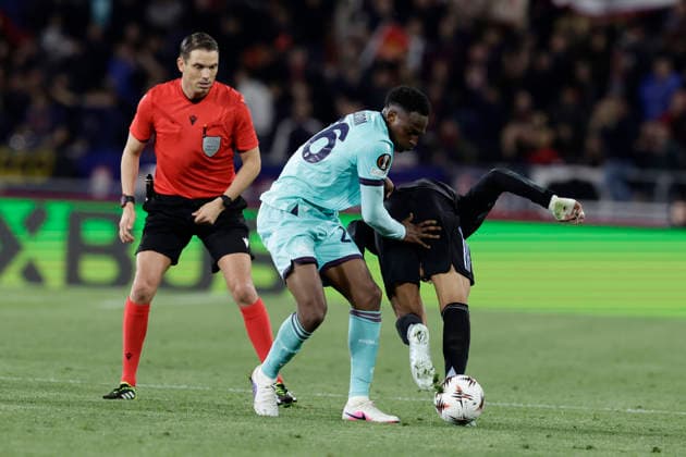 UEFA Europa League quarter-final first leg Bologna vs Aston Villa Football Club Bologna s Colombian defender Jhon Lucumi challenges for the ball with Aston Villa s English midfielder Morgan Rogers during UEFA Europa League quarter-final first leg Bologna vs Aston Villa Football Club at Renato Dall Ara Stadium on April 09, 2026, Bologna. _BPH3206 Copyright: xAntonioxBalascox